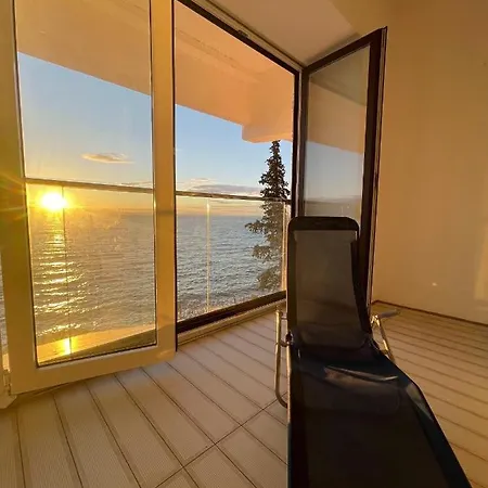 First Row To The Sea Апартаменти *