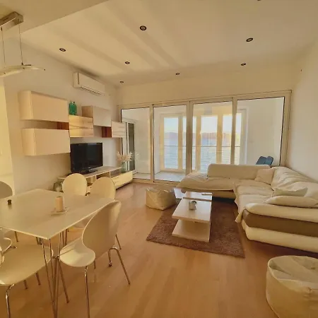 Апартаменти First Row To The Sea Опатія