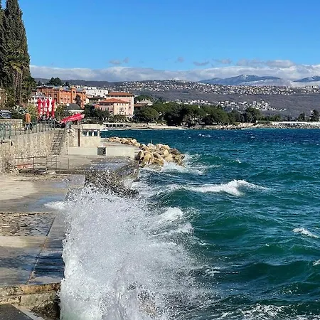 Апартаменти First Row To The Sea