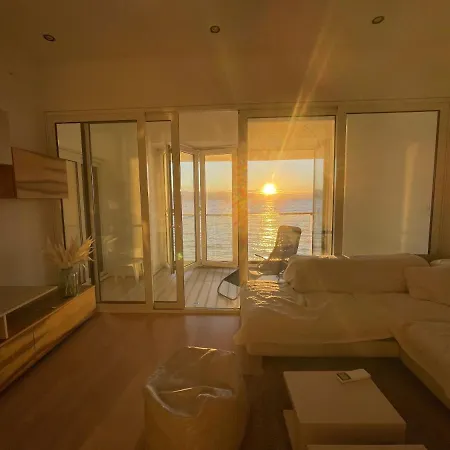 Apartman First Row To The Sea *