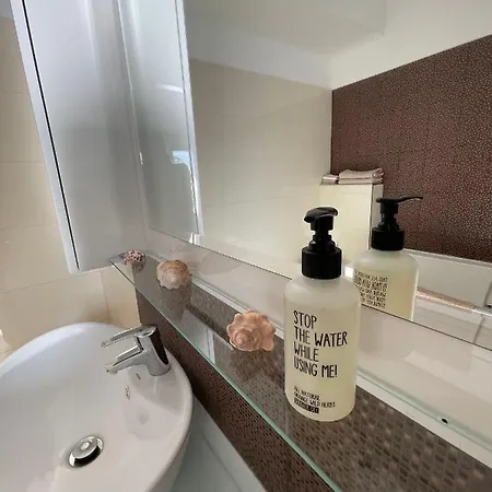 Апартаменти First Row To The Sea