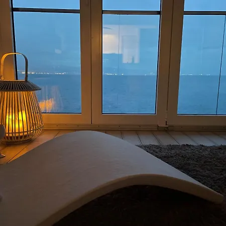 Апартаменти First Row To The Sea *