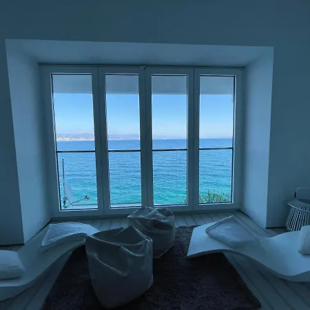 Апартаменти First Row To The Sea