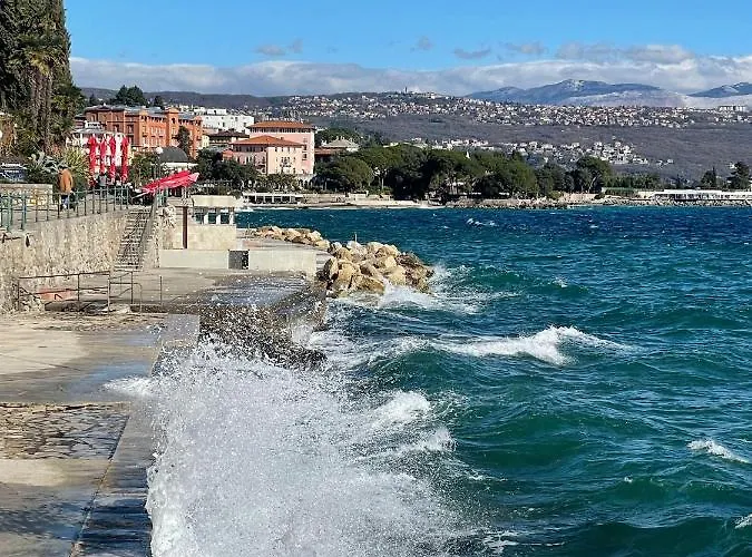 Апартаменты First Row To The Sea