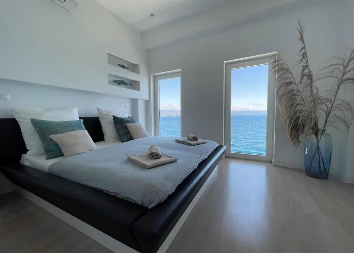 Apartment First Row To The Sea *